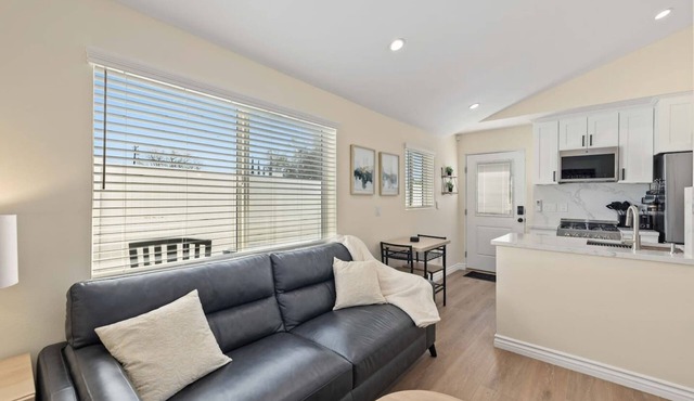 Luxury 1BR Suite Kitchen, Fireplace, Laundry, BBQ