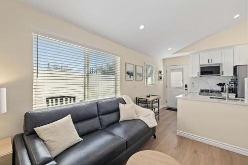 Luxury 1BR Suite Kitchen, Fireplace, Laundry, BBQ