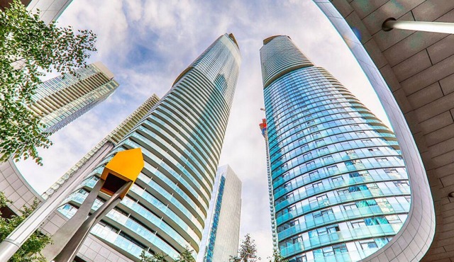 Luxury 2-Bedroom Condo with Stunning Lake Views – Prime Downtown Location!