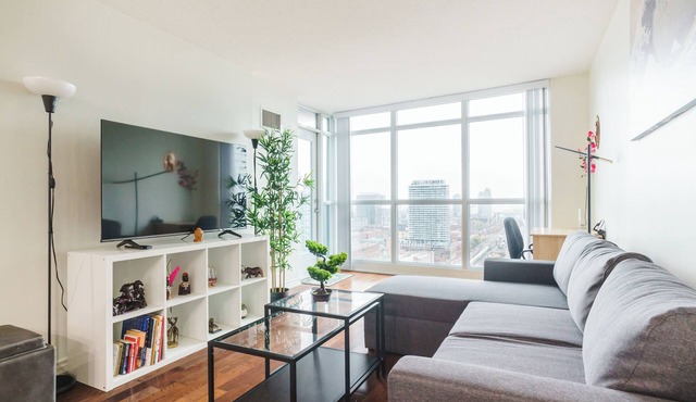 Luxury 2BR Condo in Downton, Steps to Subway