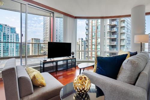 Luxury 2BR Designer Apartment In The Heart Of Downtown!