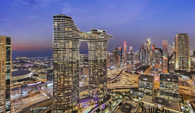 Luxury 2BR w/Skyline and Sea Views, Near Burj Khalifa & Dubai Mall