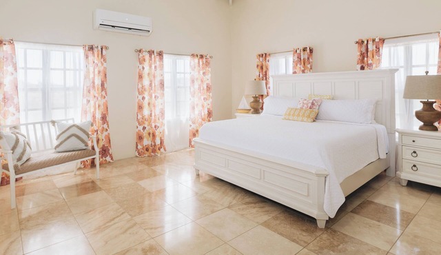 Luxury 3,000SF, 6 guests, 3 BR, 3 BA, Free Wi-Fi, AC, 5-10 Min beaches.