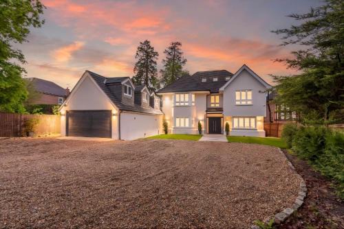 Luxury 6-Bed 6-Bath Home Near LEGOLAND with Parking