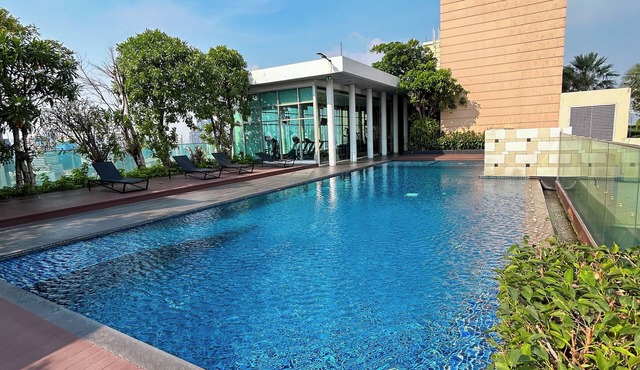 Luxury Apt near bts on nut. Swimming pool and gym