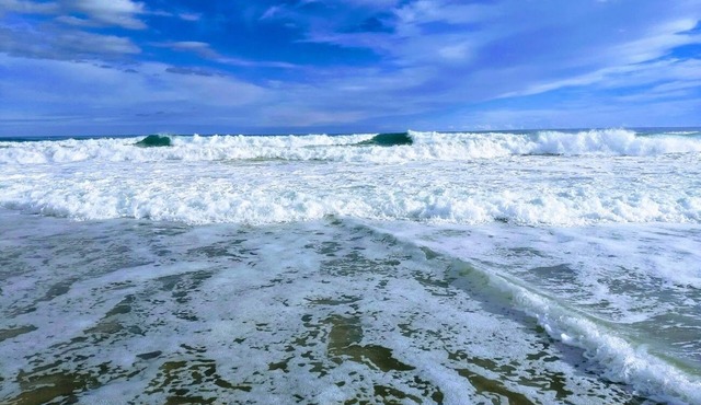 Luxury apartment for beach/walking 3 minute walk to the beautiful sandy beach.