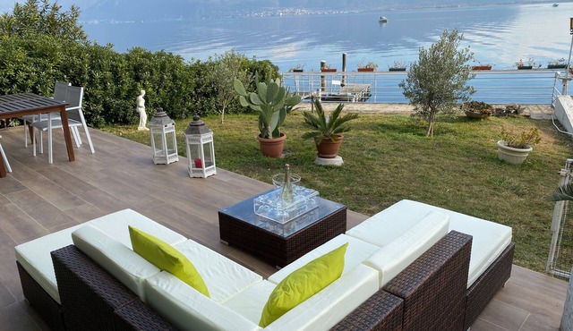 Luxury Apartment on the Lake with private garden