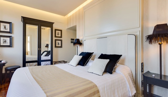 Luxury B&B room at Colosseum bathroom ensuite