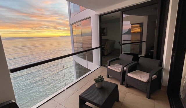 Luxury Beachfront Apartment with Panoramic Ocean Views – Strand Ocean View 1004