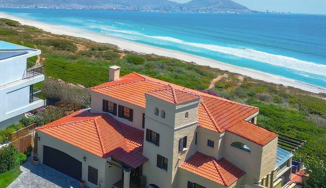 Luxury Beachfront Villa. On the beach. Table Mountain & Sunset Views.
