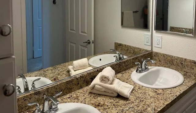 Luxury Condo - minutes to Beach and 5 star restaurants/shopping- Newport Beach
