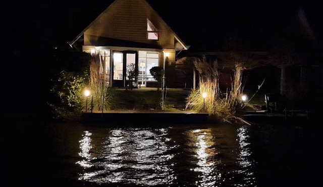 Luxury Holiday Home, Large Garden, Free Motorboat Usage for Our Guests