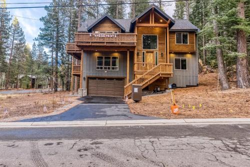 Luxury Home - Pool Table Jetted Tub Fireplaces Free WiFi washer&dryer