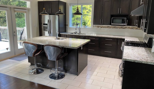 Luxury Lake Retreat w/Central AC & 7 person Hot Tub