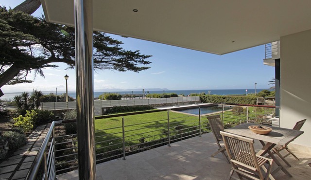 Luxury Ocean-Front Apartment in Historic Hermanus