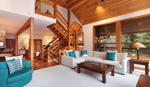 Luxury Private 5 Bedroom Blueberry Chalet!