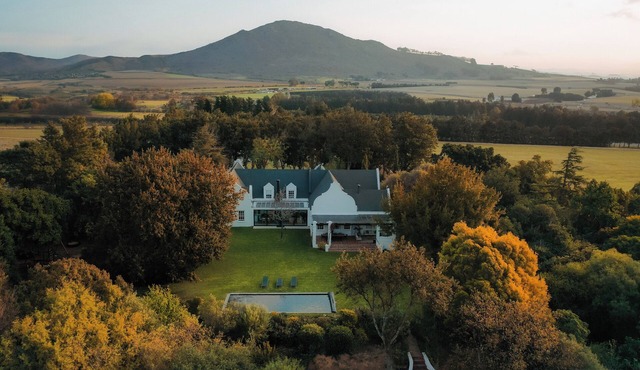 Luxury, self-catering Manor with 6 bedrooms, views of mountains & vineyards