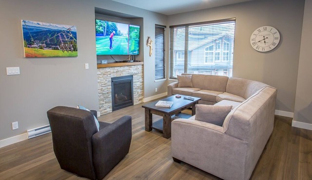 ★ Luxury Ski-in/out 3 Bedroom Townhouse w/private hot tub & garage