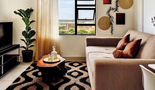 Luxury Skyline Escape - with a Cosy Pool and Barbecue Area and City lights View