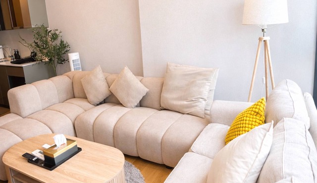 Luxury 1 Bedroom l BTS 2 mins l Pool and Gym