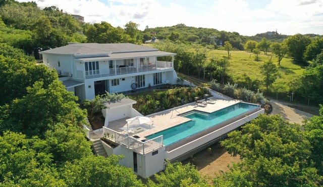 Luxury Villa 3BR-ocean view-infinity pool. Private Chef Optional.