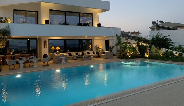 Luxury Villa Marathon