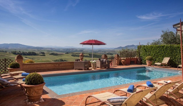 Luxury villa with private pool and stunning views between Pisa and Volterra