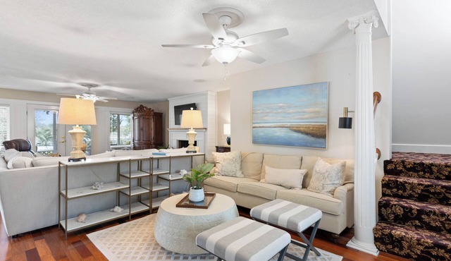 Luxury Waterfront Retreat, Kayaks, Bikes Perfect for Small Family Gatherings!