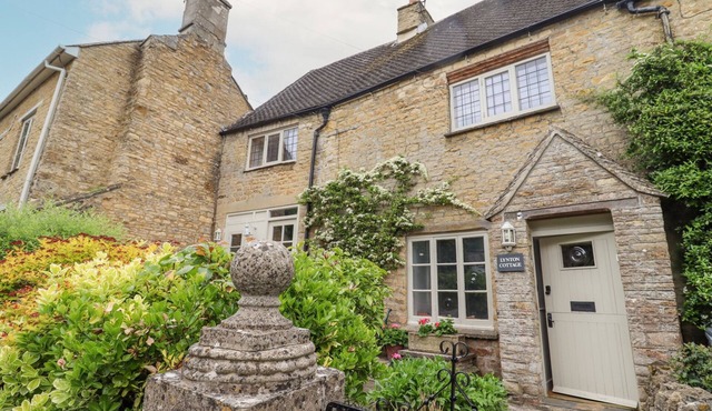 LYNTON COTTAGE, pet friendly, character holiday cottage in Enstone