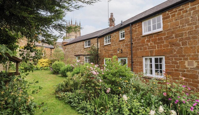 MAGDALEN COTTAGE, family friendly, with a garden in Hook Norton