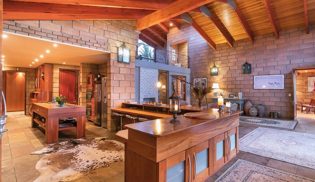 Magnificent Sea, Lagoon and Mountain Views. Spacious Grand Italian-style Villa