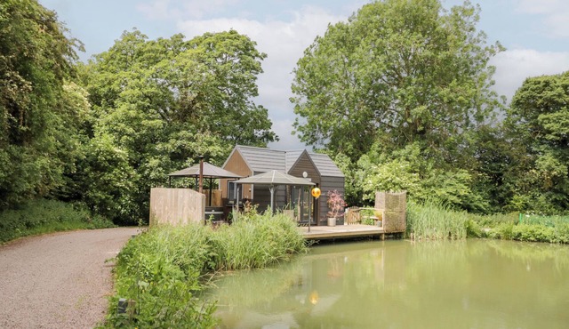 MAPLE LODGE AT BRIDGE LAKE FARM & FISHERY in Chacombe