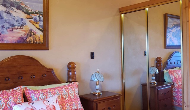 Mapleton Peaceful Provence BnB in Mapleton