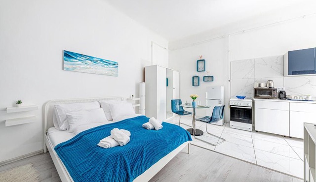 Margaret Ave 26 Stylish Studio AC Smart TV