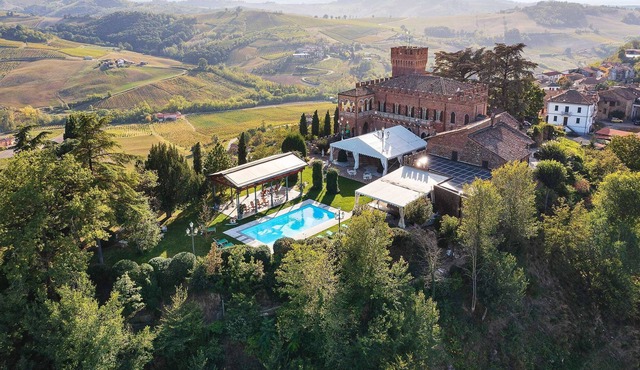 Marvellous castle with pool overlooking the vineyards! - Castello Mornico 12 PAX