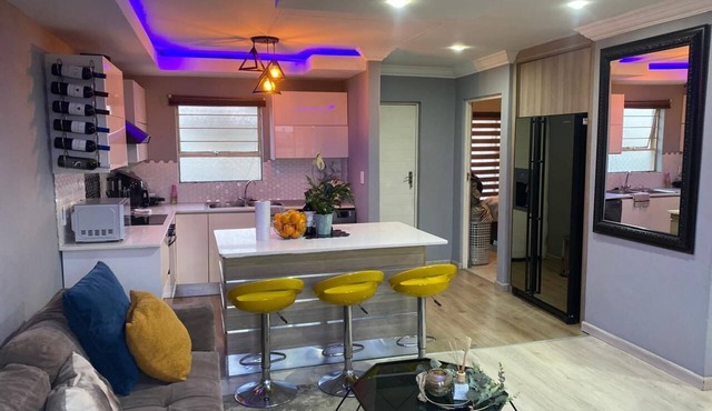 Marvelous Getaway Home with Fibre & 5G internet, 24 hour security in Alberton.