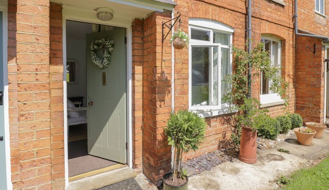 MEADOW VIEW, pet friendly, with a garden in Banbury