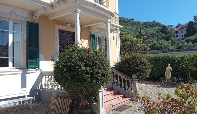"Meine Sonne Riviera Cottage," Wohnung in Villa mit Meerblick und Garten.