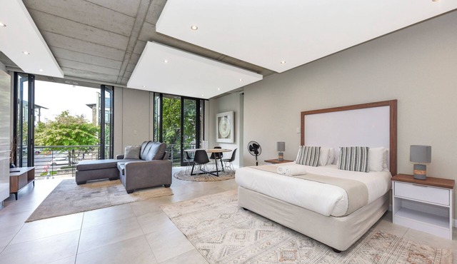 Melrose on Oak | Sleek City Apartment Retreat