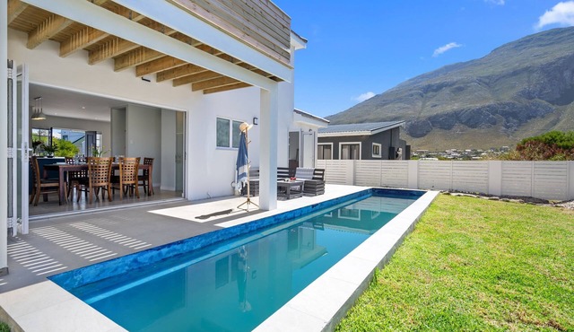 Metalasia Four - Three Bedroom House, Sleeps 6