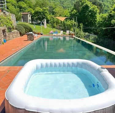 Metato con piscina e giardino