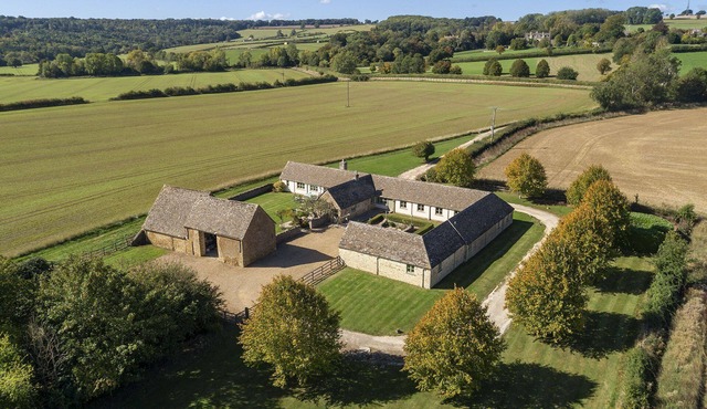 Middle Farm - a barn conversion that sleeps 10 guests in 5 bedrooms