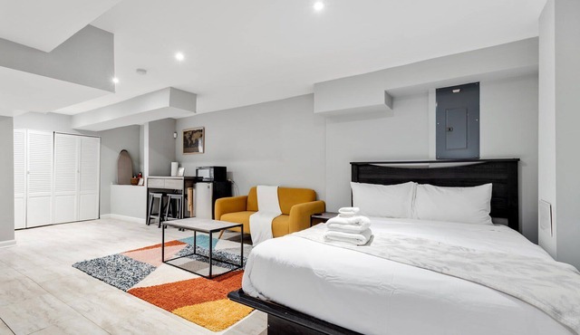 Minimalist English Basement : Private Suite