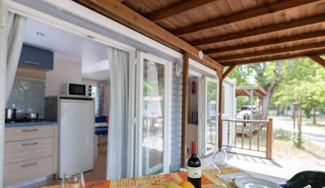 Mobile home with air conditioning and veranda