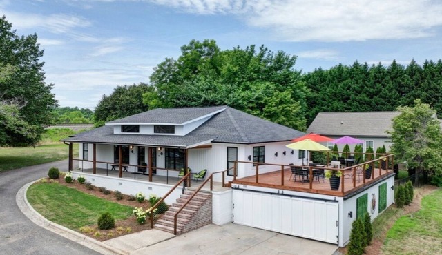 Mod/2BR fire pit+corn hole+bikes+private golf+gym+pass. Close to CLT