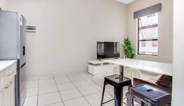 Modern 1 BR Apt TheBoltonRosebank Secure & Central