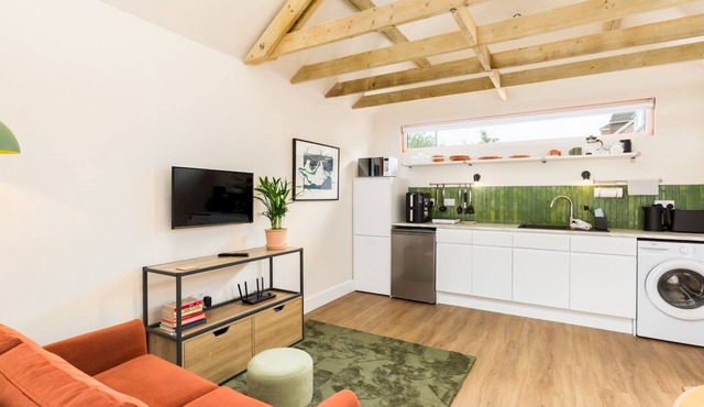 Modern 1Bed Studio with Parking, Leamington Spa | Pass the Keys