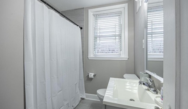 MODERN 2 BR Condo Near Transportation + 10 Min to Downtown