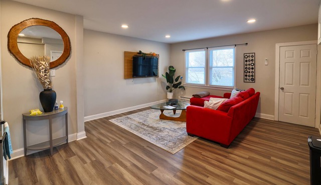 Modern 2br 1ba Apt Unit in Historic District
