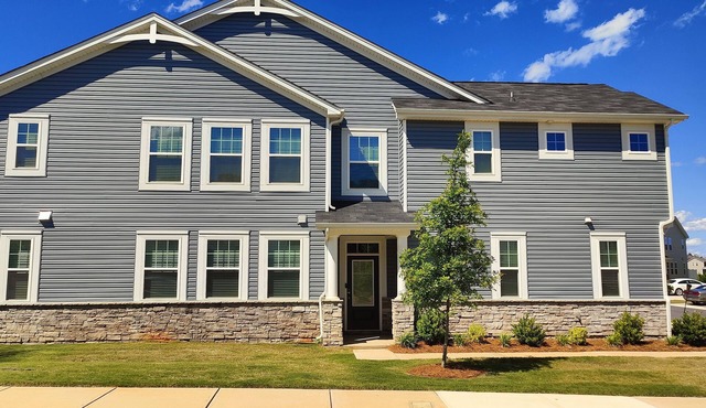 Modern 3BR Townhome Near Charlotte, Family-Friendly + Long-Term Ready